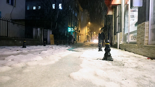 Menteşe'de Sokaklar Beyaza Büründü