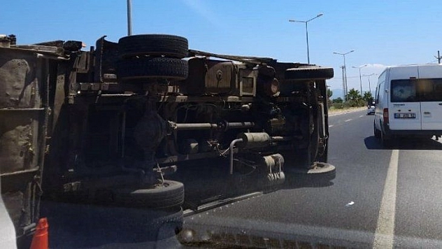 Milas'ta çöp kamyonu devrildi, iki kişi yaralandı