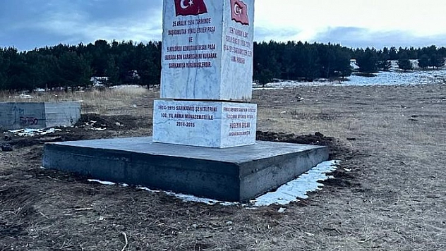 MUĞLA'DA HAZIRLANAN 35 TONLUK MERMER KAİDE SARIKAMIŞ ŞEHİTLERİ'NİN YÜRÜYÜŞE BAŞLADIĞI ALANA DİKİLDİ