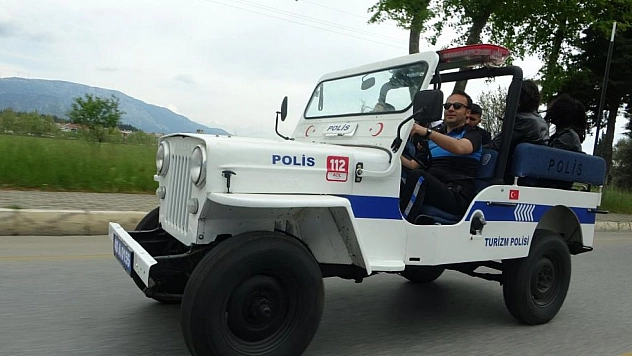 Otostop Çeken Öğrenciler Nostaljik Araç İle Farkındalık Yaşadı