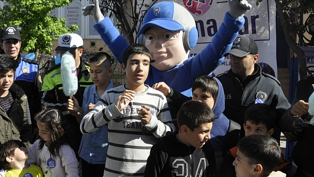 NURSEL ÖZDEMİR EĞİTİM KURUMUNDA 'OTİZM FARKINDALIK GÜNÜ' ETKİNLİĞİ DÜZENLENDİ SALİH DÜNDAR, 'OTİZMİN TEK TEDAVİSİ EĞİTİMDİR'