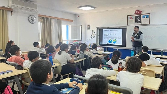 ÖĞRENCİLERE ATIK YÖNETİMİ VE GERİ DÖNÜŞÜM EĞİTİMİ VERİLİYOR