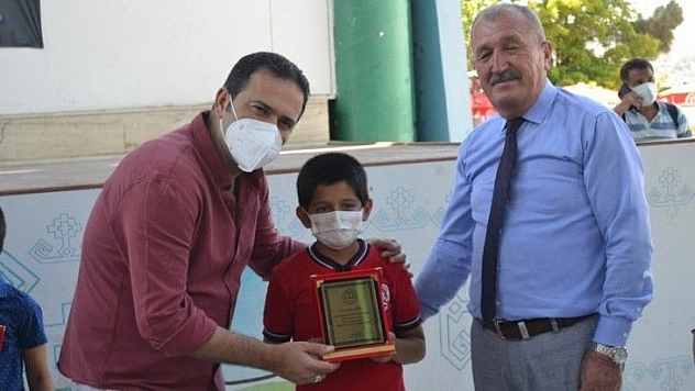 Okuma yarışmasında başarılı olan öğrencilere hediyeleri törenle takdim edildi