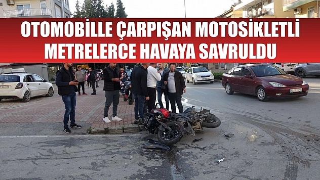 Otomobille çarpışan motosikletli, metrelerce havaya savruldu