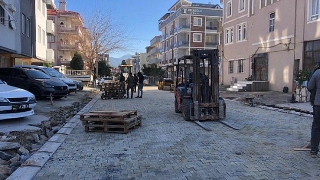 Parke kaplama çalışmaları devam ediyor