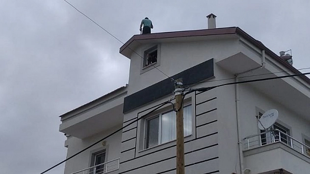 Polisten kaçtı, çatıya çıktı, sonunda gözaltına alındı