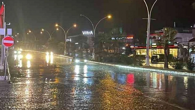 SAĞANAK YAĞIŞ CADDE VE SOKAKLARI GÖLE ÇEVİRDİ