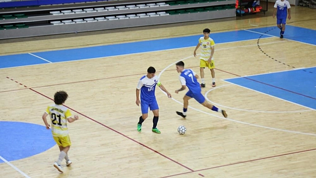 Şampiyon sporcular kupalarına kavuştu