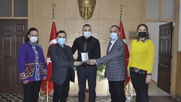 Şehidin kardeşine plaket sunuldu