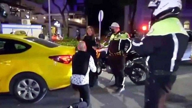 Sevgilisine evlilik teklifi yapmak için kendisini trafik ekiplerine yakalattı