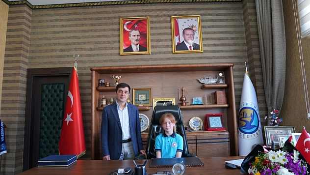 Seydikemer'de Belediye Başkan koltuğuna öğrenciler oturdu