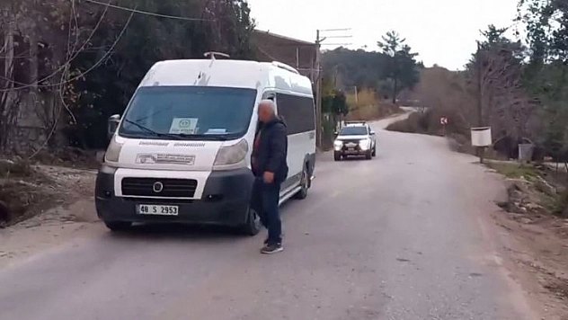 SEYDİKEMER'DE RÜZGÂR AĞACI DEVİRDİ