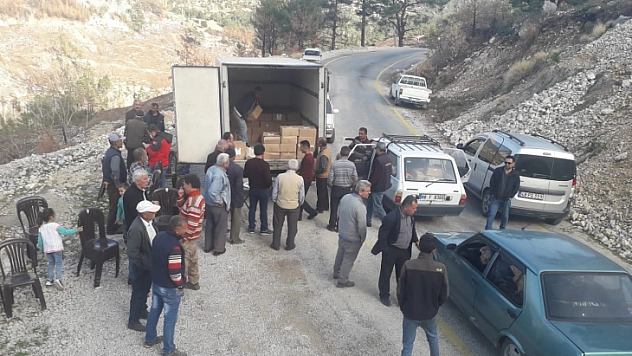 Seydikemerli Arıcılara Arı Keki ve Arı Yemi Bağışlandı