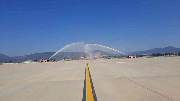 Sezonun ilk dış hat uçuşu karşılandı