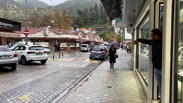 ŞİDDETLİ YAĞIŞ ESNAFI OLUMSUZ ETKİLEDİ