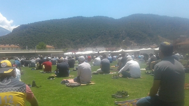 Sosyal Mesafeye Dikkat Ederek Cuma Namazı Kıldılar