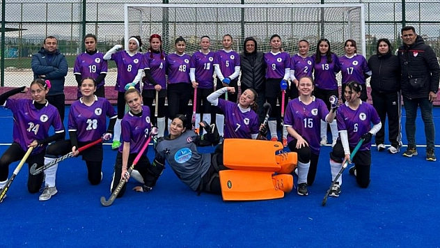 Spor Lisesi hokeyde durdulamıyor