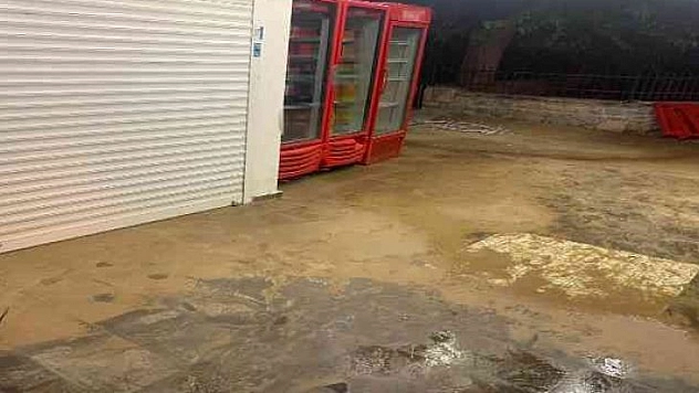 SU HATTI PATLADI, CADDE GÖLE DÖNDÜ, ESNAF İSYAN ETTİ