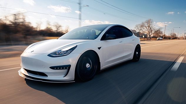 Tesla 2.2 milyon aracını geri çağırıyor