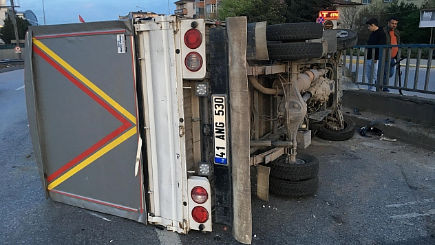 Ticari araçla çarpışan patates yüklü kamyon devrildi! Yaralılar var