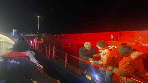 Ticari gemideki yaralıyı Sahil Güvenlik tahliye etti