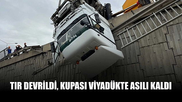 Tır devrildi, kupası viyadükte asılı kaldı