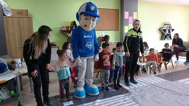 TRAFİK EKİPLERİ DEPREMZEDE ÇOCUKLARIN YÜZLERİNİ GÜLDÜRDÜ