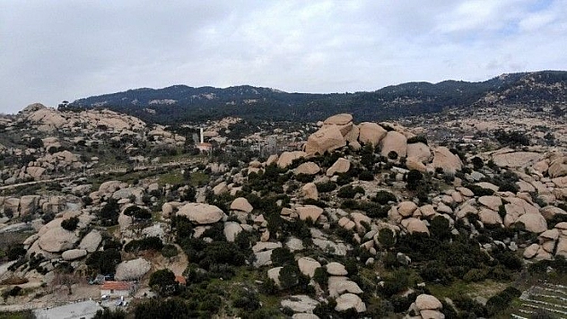 Türkiye'nin en yaşlı kayalarıyla dikkat çeken vadi