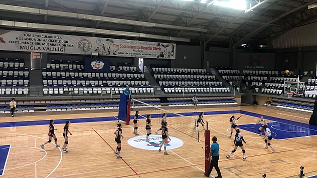 Voleybol küçük kızlar grup eleme müsabakaları başladı