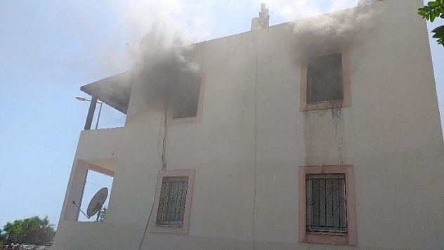 Yanan evini kurtarmak isterken dumandan zehirlendi