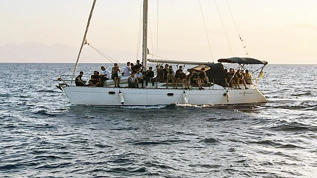 Yelkenli Teknede Yakalandılar