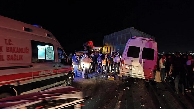 Yolcu minibüsü traktöre çarptı: 15 yaralı