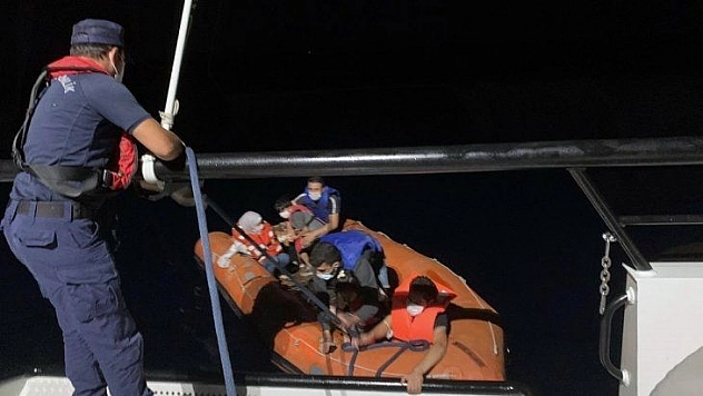 Yunanlılar geri itti, Türk Sahil Güvenlik kurtardı