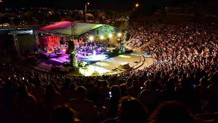 Bodrum'da Candan Erçetin'e sevgi seli