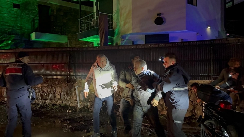 Datça'da sele kapılan sürücü, çalıya tutunarak hayatta kaldı