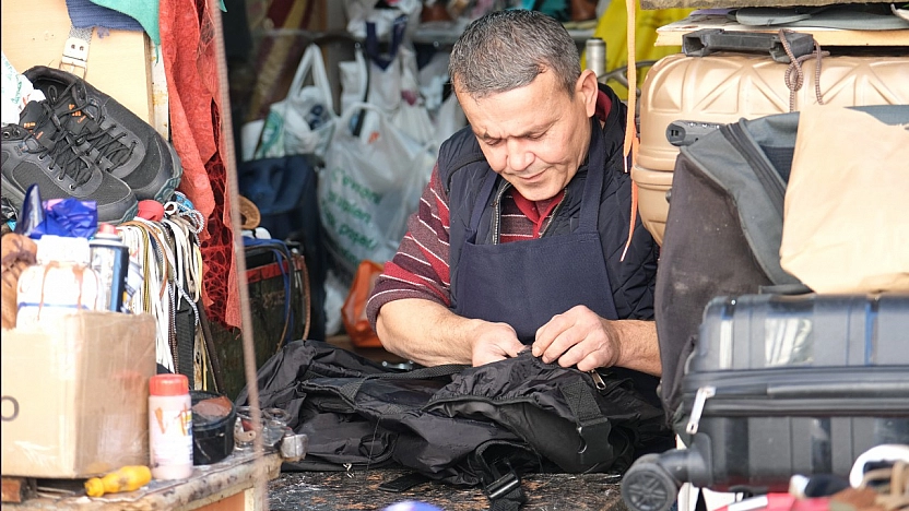 Fethiye'de 30 yıllık ayakkabı tamircisi Uysal: 'Teknoloji olsun ama gelenek kaybolmasın'