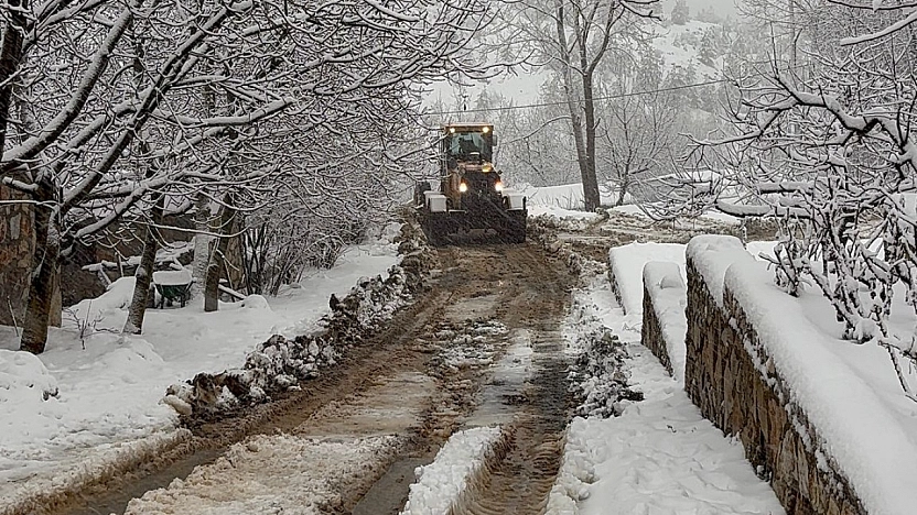 Fethiye Nif Mahallesi'nde karla mücadele: Kapanan yollar ulaşıma açıldı