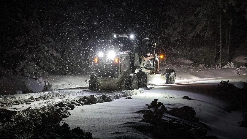 Menteşe Belediyesi ekipleri gece boyunca kar ile mücadele etti