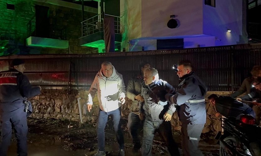 Datça'da sele kapılan sürücü, çalıya tutunarak hayatta kaldı