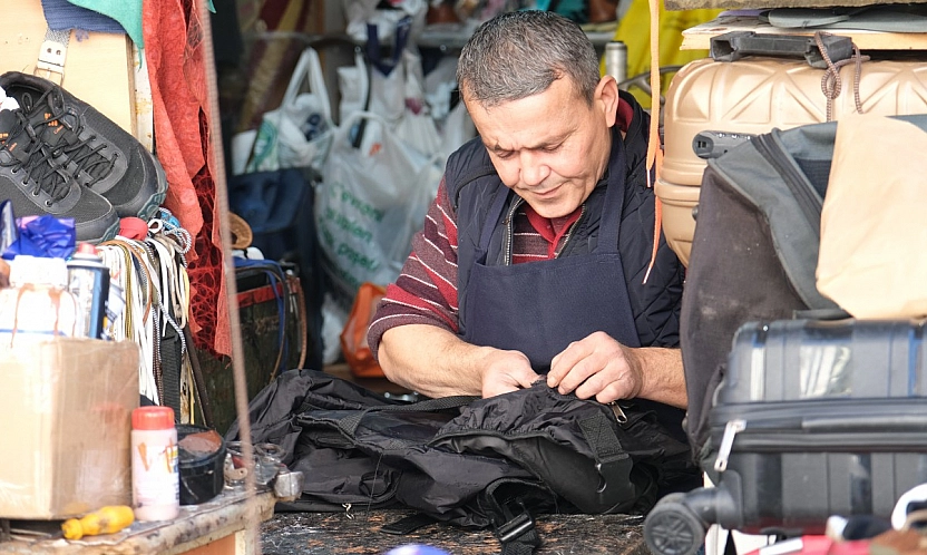 Fethiye'de 30 yıllık ayakkabı tamircisi Uysal: 'Teknoloji olsun ama gelenek kaybolmasın'