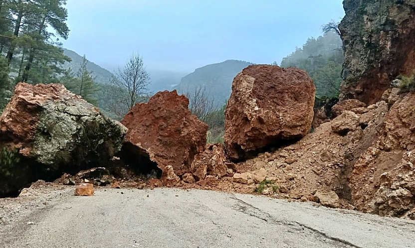 Fethiye'de yağış sonrası yollara düşen kaya ve topraklar için ekipler sahada
