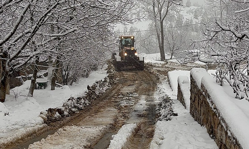 Fethiye Nif Mahallesi'nde karla mücadele: Kapanan yollar ulaşıma açıldı