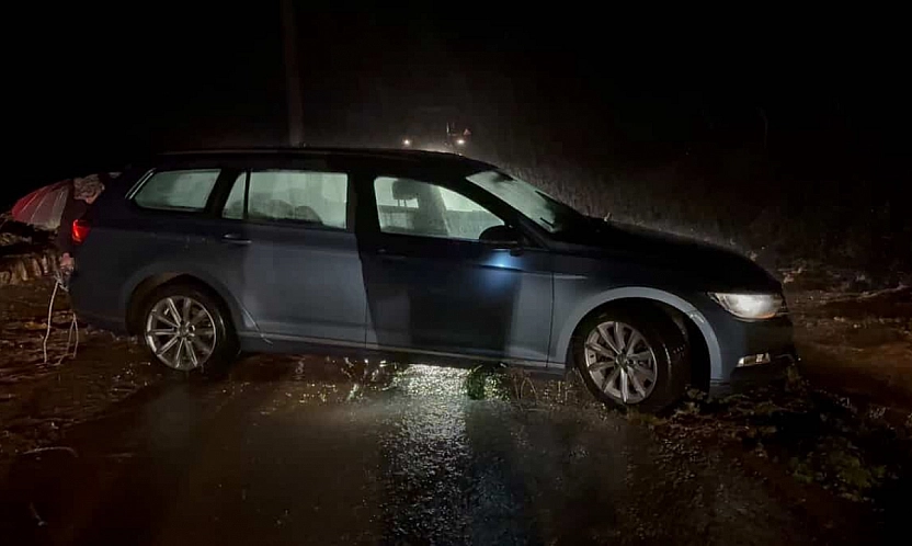 Marmaris'i sağanak yağış vurdu, araçlar suda mahsur kaldı