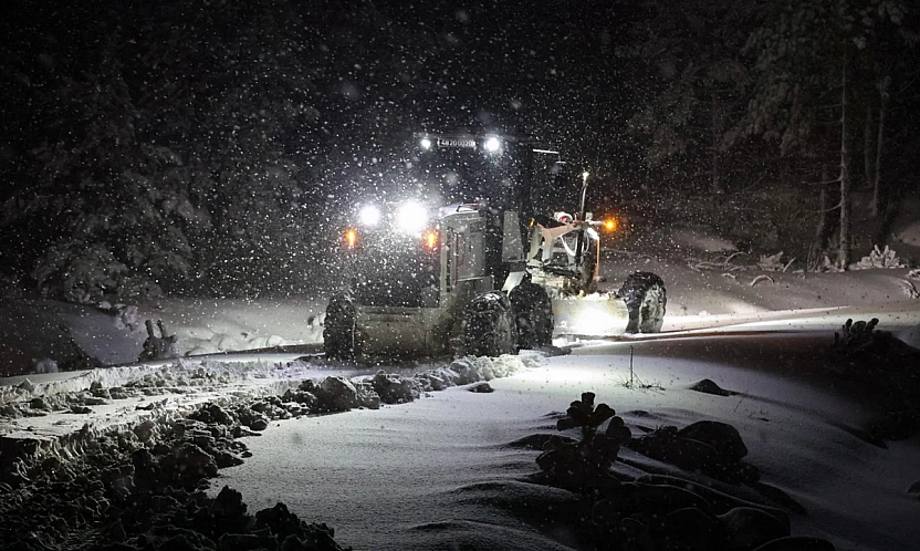 Menteşe Belediyesi ekipleri gece boyunca kar ile mücadele etti