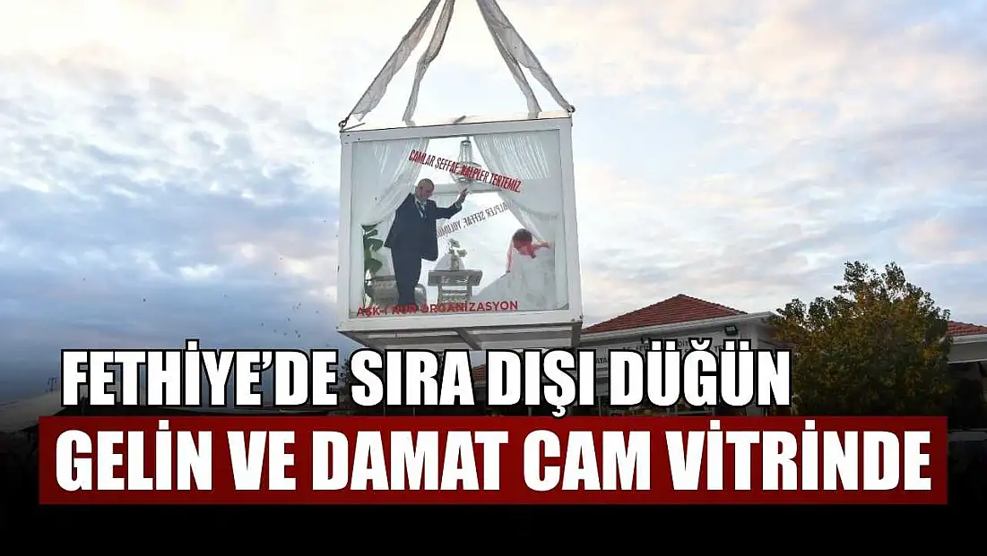 Fethiye’de sıra dışı düğün: Gelin ve damat cam vitrinde