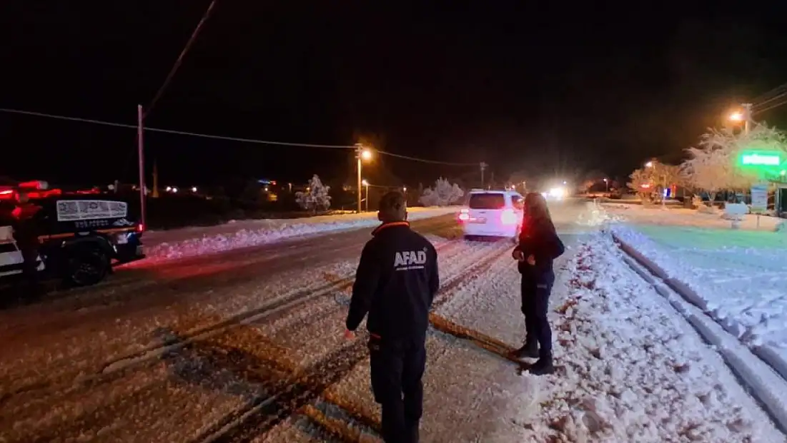 Seydikemer'de kardan kapanan yolda araçlar mahsur kaldı