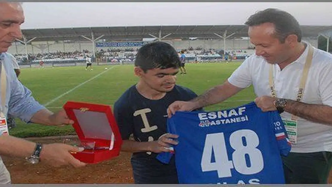 FETHİYESPOR FORMA DİZAYNI ENGELLİ GENÇTEN.. (görüntülü)