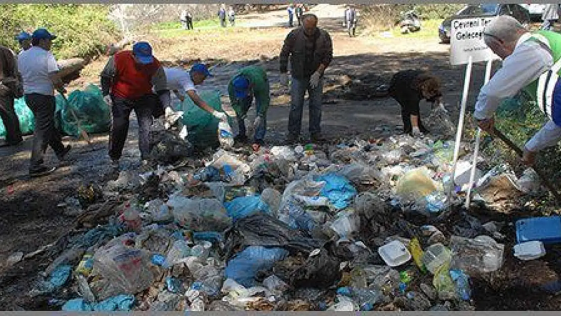 FETHİYE'DE HÜKÜMLÜLER PLAJ TEMİZLEDİ