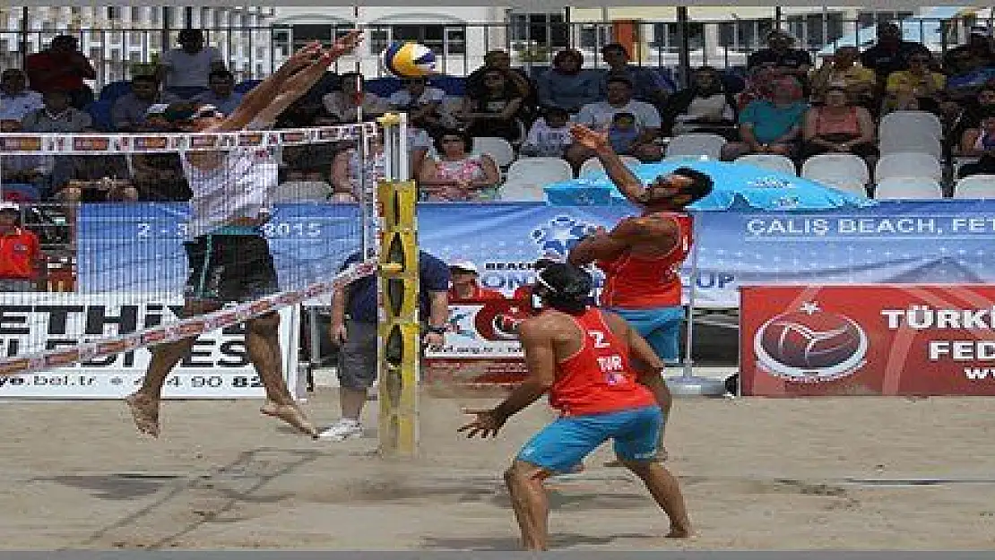 PLAJ VOLEYBOLU NEFESLERİ KESİYOR