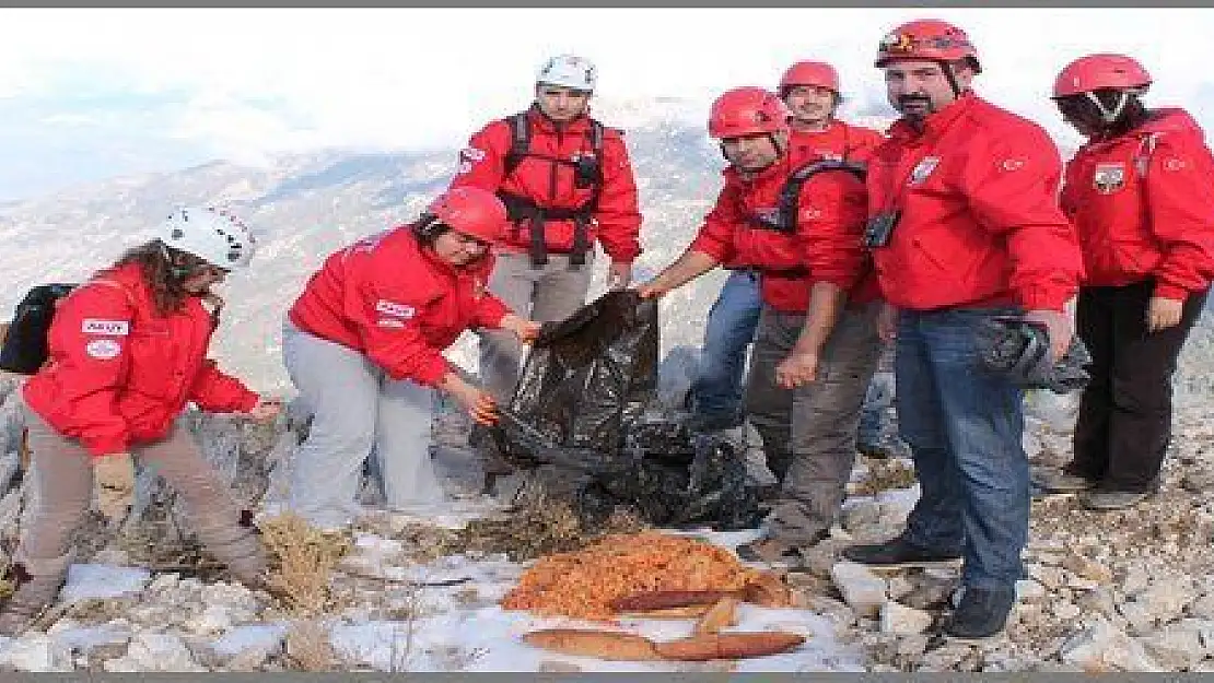 AKUT YABAN HAYVANLARI İÇİN YEM BIRAKTI (görüntülü)